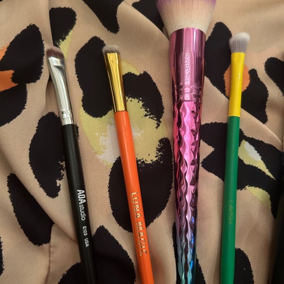 💗 2 for $25 💗 Makeup brush bundle! Luna Magic, Beauty Creations, and more! - Picture 2 of 4